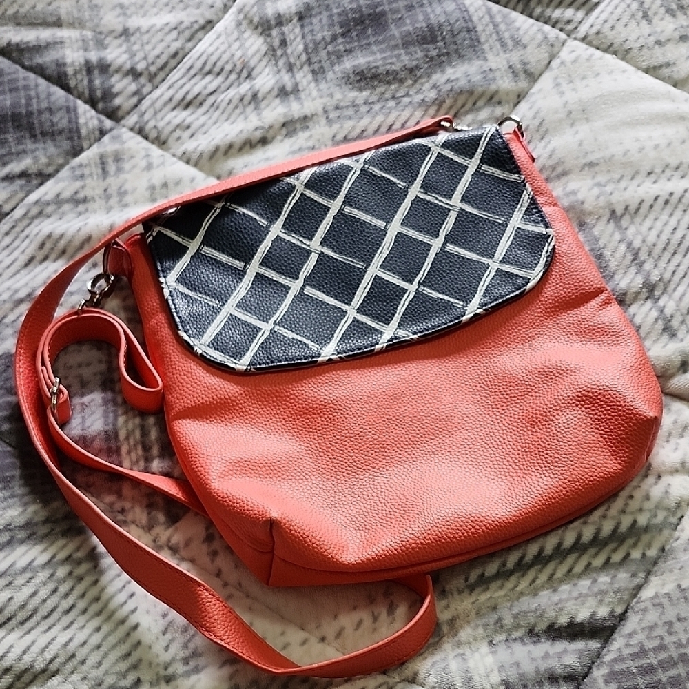 Thirty-One Crossbody Bag in Orange and Black with Stylish Design